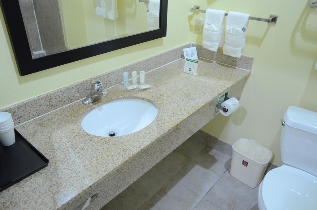 Days Inn & Suites By Wyndham Houston / West Energy Corridor Ngoại thất bức ảnh