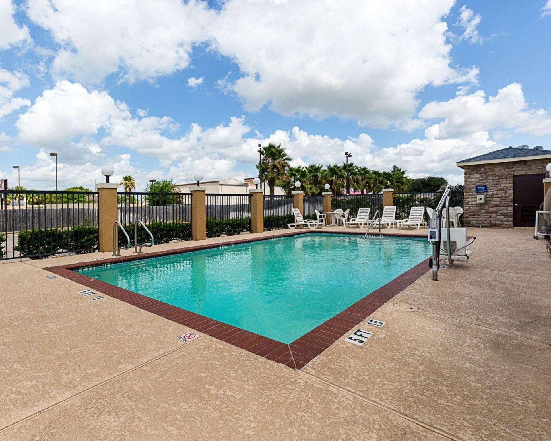 Days Inn & Suites By Wyndham Houston / West Energy Corridor Ngoại thất bức ảnh