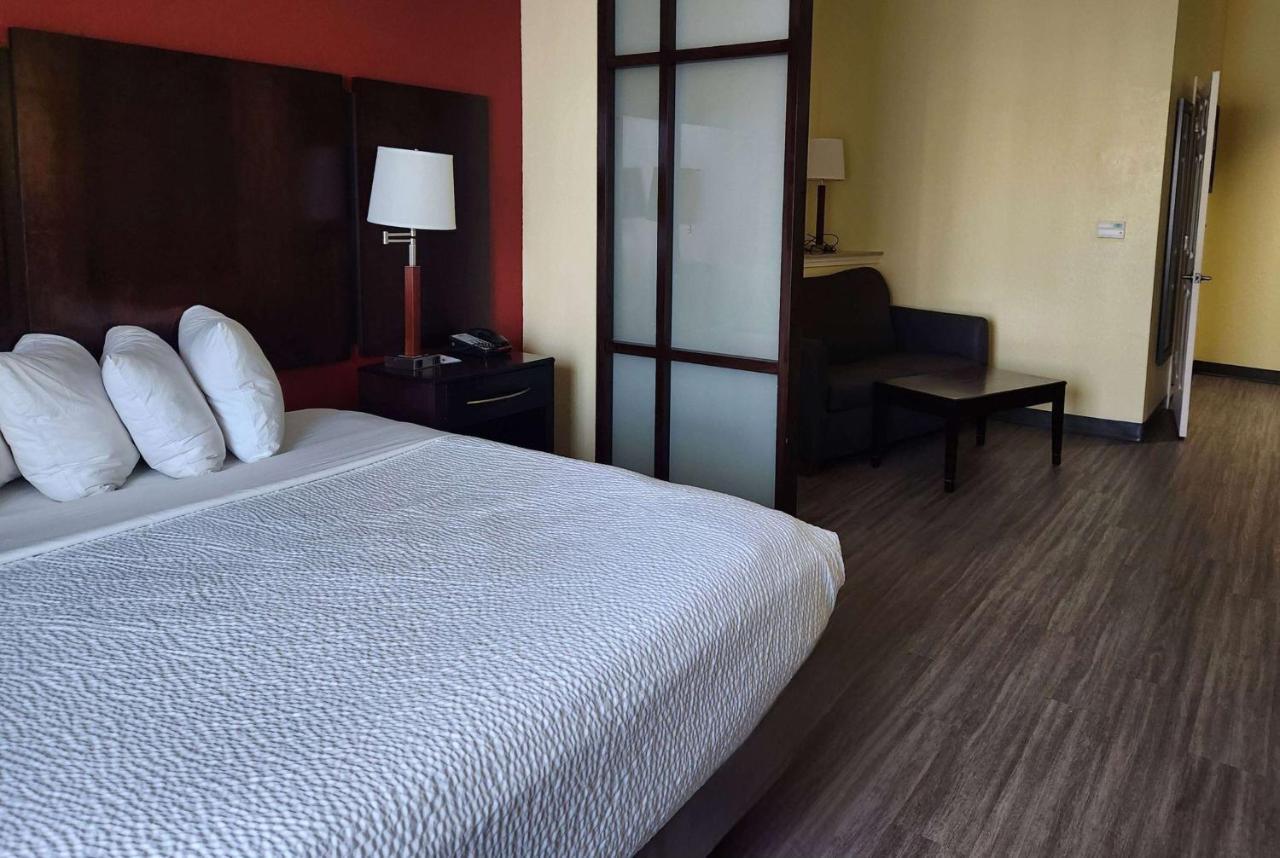 Days Inn & Suites By Wyndham Houston / West Energy Corridor Ngoại thất bức ảnh