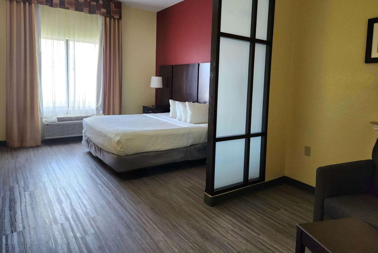 Days Inn & Suites By Wyndham Houston / West Energy Corridor Ngoại thất bức ảnh