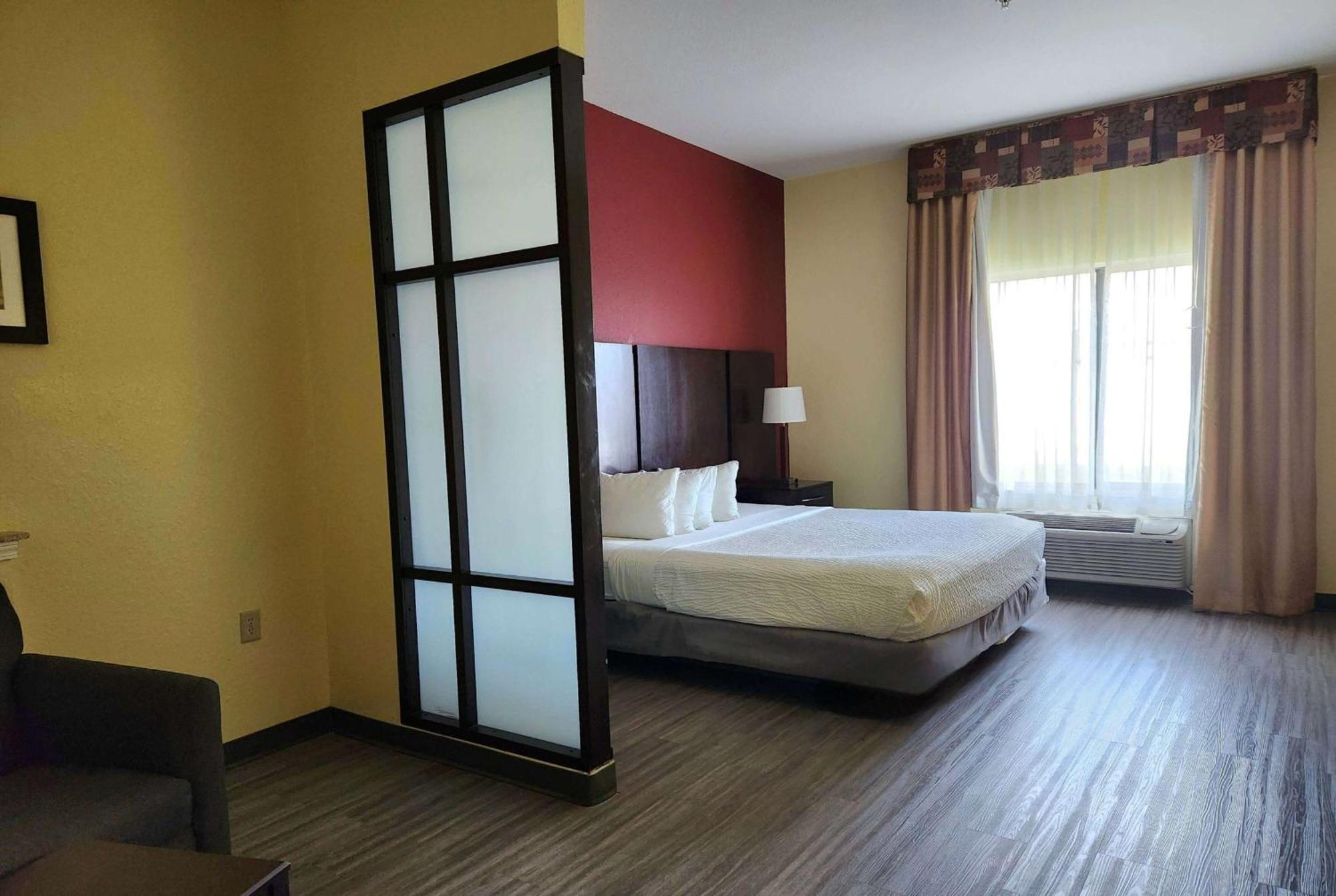Days Inn & Suites By Wyndham Houston / West Energy Corridor Ngoại thất bức ảnh