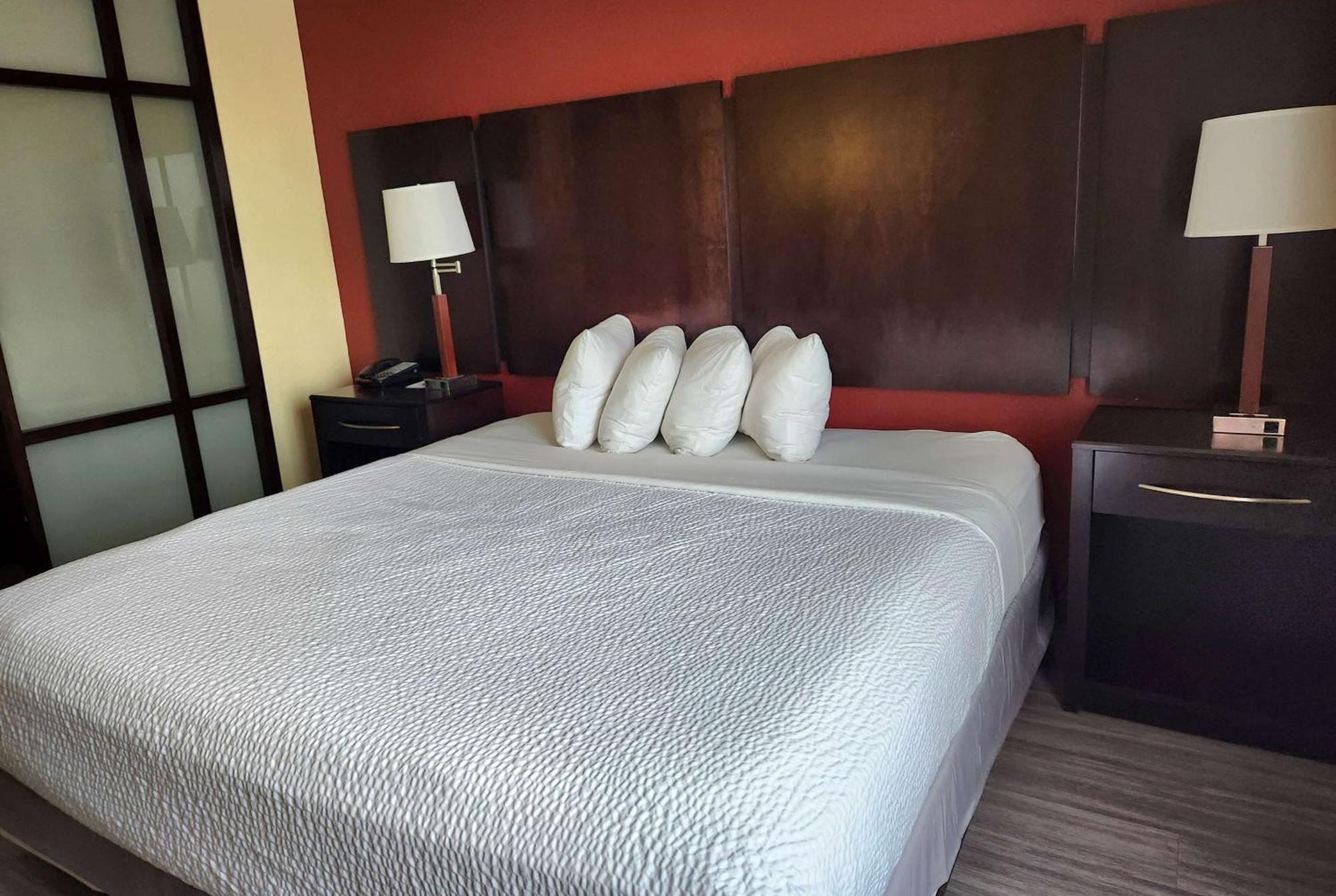 Days Inn & Suites By Wyndham Houston / West Energy Corridor Ngoại thất bức ảnh