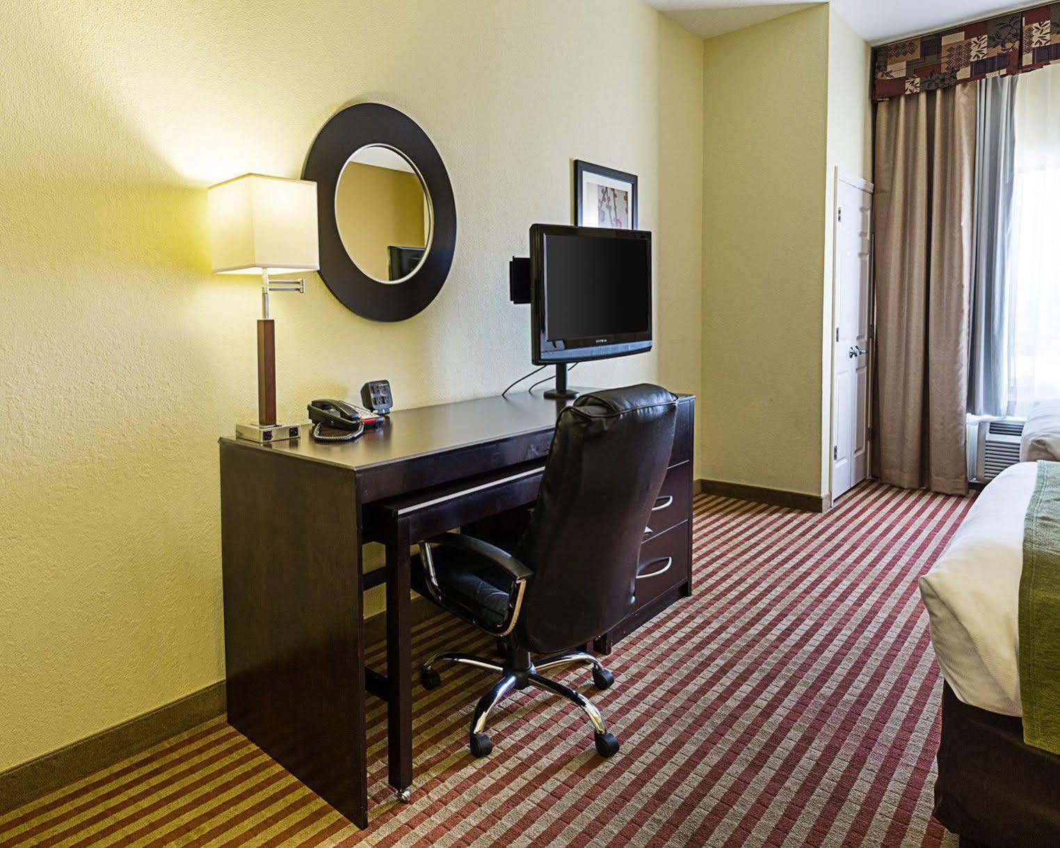 Days Inn & Suites By Wyndham Houston / West Energy Corridor Ngoại thất bức ảnh